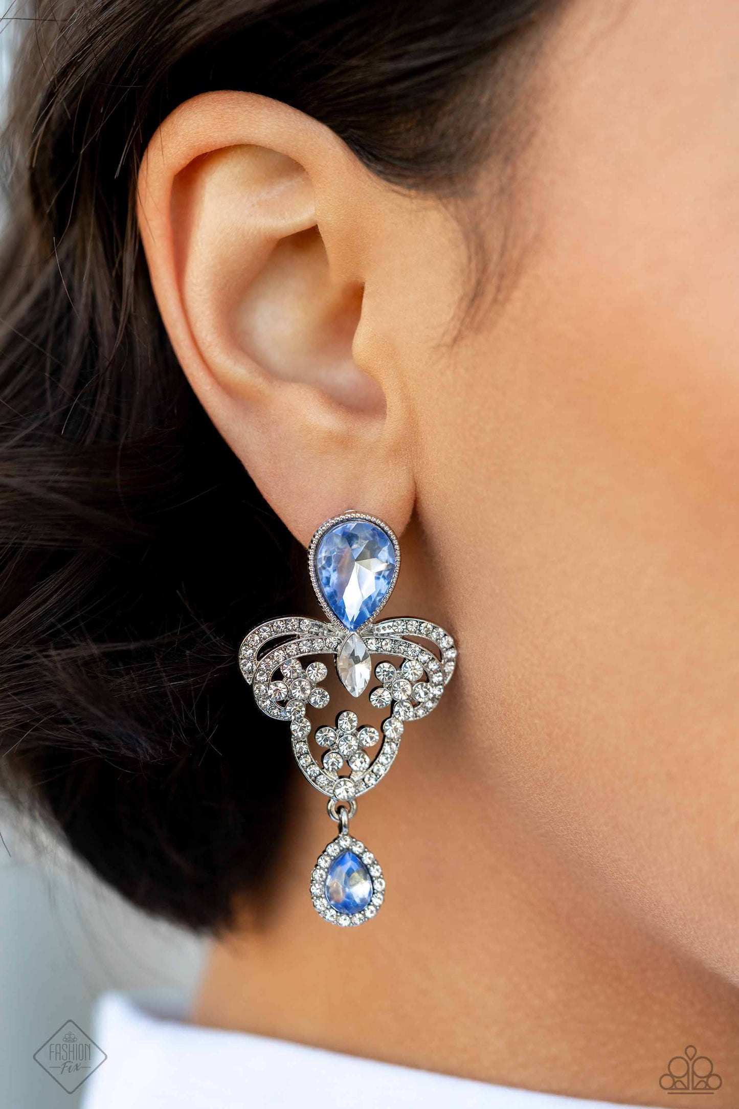 Timeless and classic yet sophisticated and versatile, the Fiercely 5th Avenue Collection features elegant designs and traditional metal finishes. Never one to shy away from a bit of sparkle, the Fiercely 5th Avenue fan is a powerhouse professional who accessorizes strategically โ creating a polished look for the office that easily transitions to an elegantly glamorous after-hours style.
