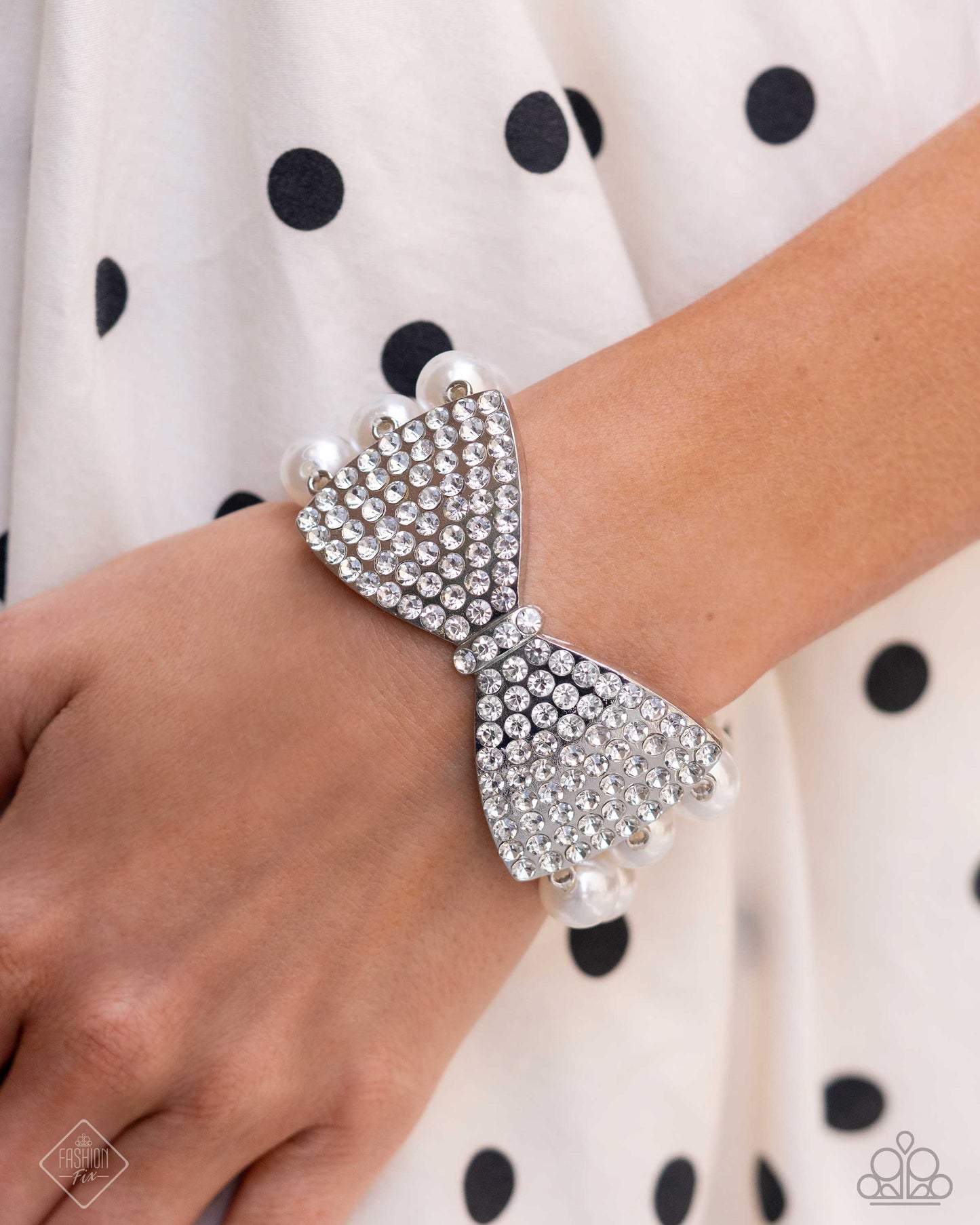 Timeless and classic yet sophisticated and versatile, the Fiercely 5th Avenue Collection features elegant designs and traditional metal finishes. Never one to shy away from a bit of sparkle, the Fiercely 5th Avenue fan is a powerhouse professional who accessorizes strategically β creating a polished look for the office that easily transitions to an elegantly glamorous after-hours style. Includes one of each accessory featured in the Fiercely 5th Avenue Trend Blend in August's Fashion Fix: