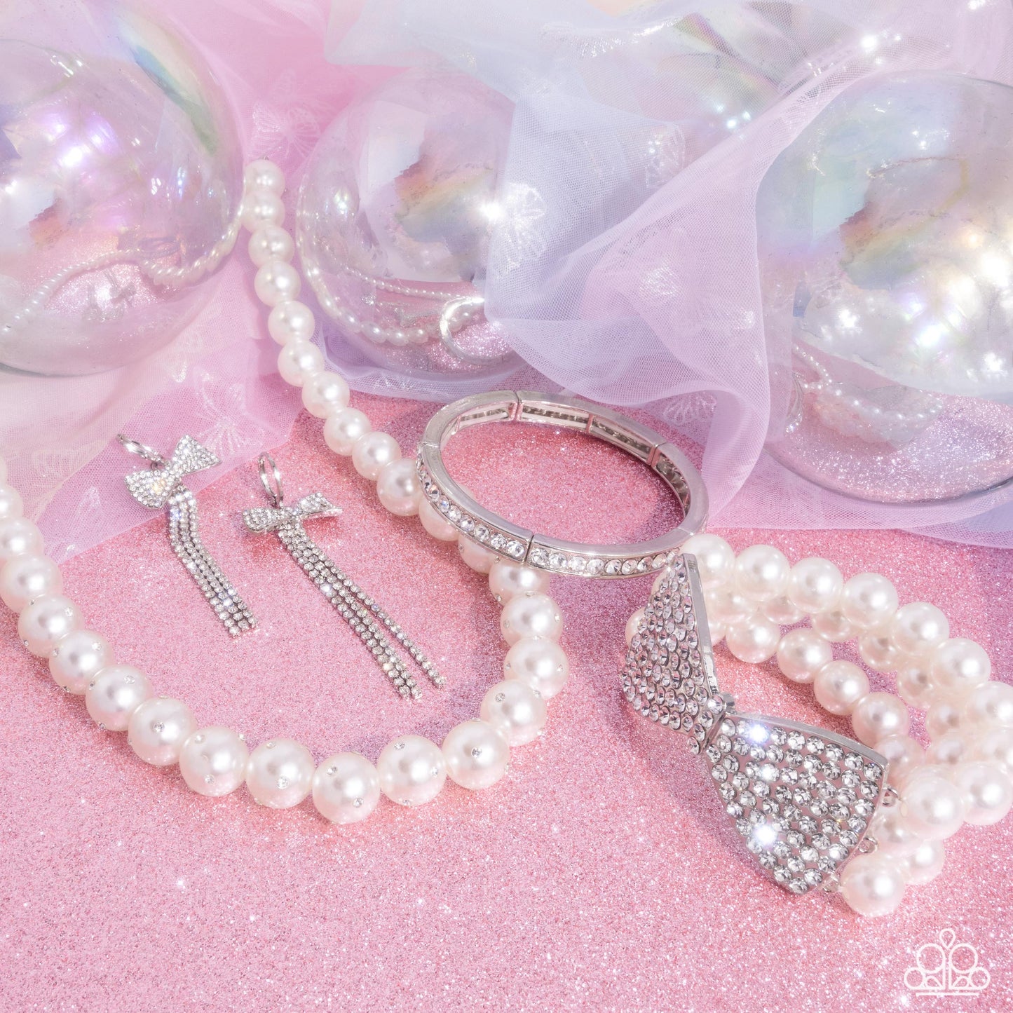 Timeless and classic yet sophisticated and versatile, the Fiercely 5th Avenue Collection features elegant designs and traditional metal finishes. Never one to shy away from a bit of sparkle, the Fiercely 5th Avenue fan is a powerhouse professional who accessorizes strategically β creating a polished look for the office that easily transitions to an elegantly glamorous after-hours style. Includes one of each accessory featured in the Fiercely 5th Avenue Trend Blend in August's Fashion Fix: