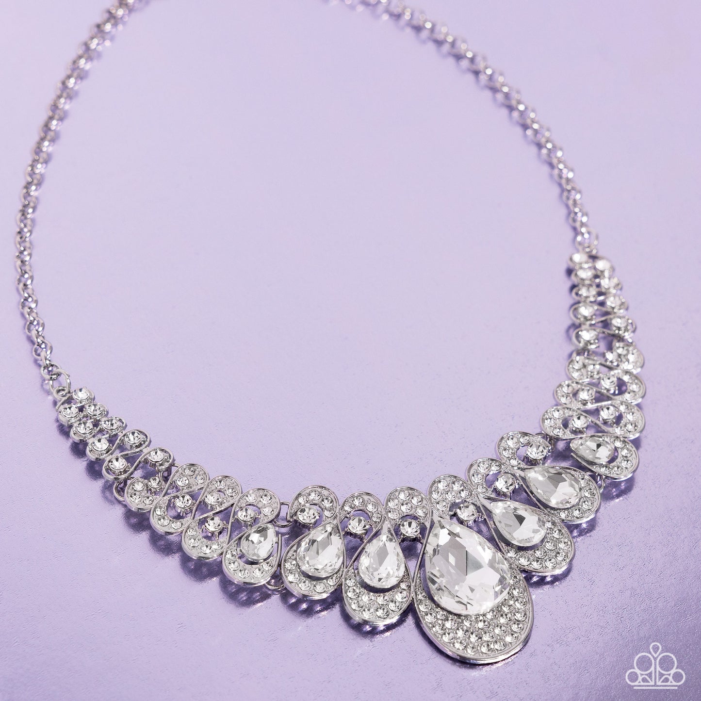 <p>Paparazzi Accessories - Infinite Idol - White 2024 EMP Necklace pressed in thin, curly silver infinity-like frames, solitaire white rhinestones gradually elongate into faceted shimmery teardrop gems. A collection of dainty, airy white rhinestones dusts the caps of each teardrop frame for additional glitz and glamor. Features an adjustable clasp closure.</p> <p><i>Sold as one individual necklace. Includes one pair of matching earrings.</i></p>