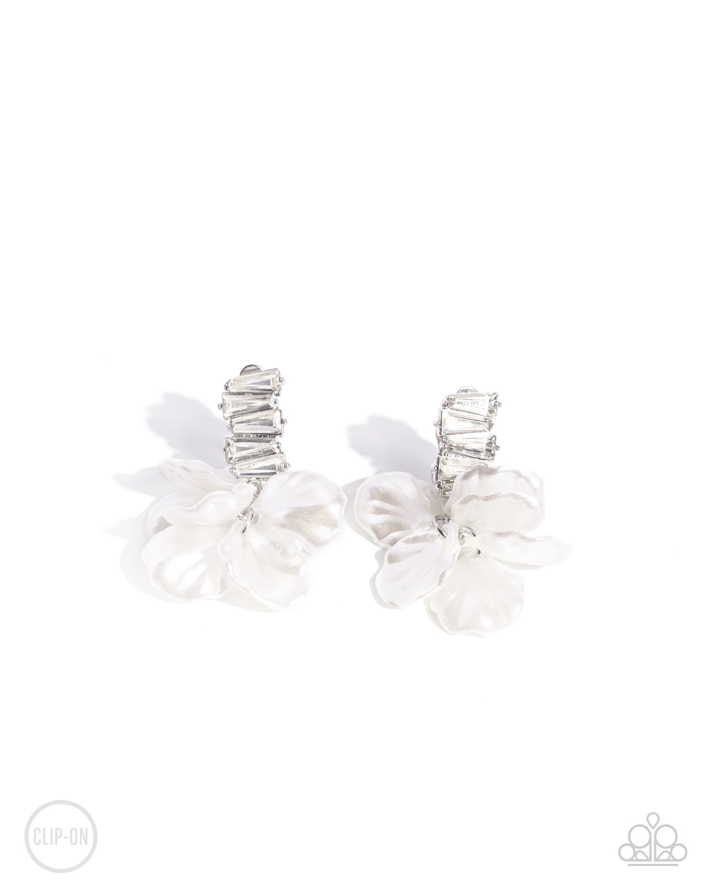 White emerald-cut gems haphazardly stack on top of one another for a timeless, geometric radiance along the ear giving way to a collection of scalloped white pearl petals that cascade in a refined array. Earring attaches to a standard clip-on fitting.
Sold as one pair of clip-on earrings.