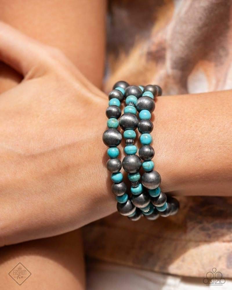 Authentic designs and handcrafted pieces are staples of the Simply Santa Fe Collection. Featuring patterns and elements inspired by nature, these earthy designs tend to have a little more detail. Those free spirited collectors who have an appreciation for the creative process and delight in the sentimental stories behind their favorite accessories will feel right at home with the Simply Santa Fe Collection. Includes one of each accessory featured in the Simply Santa Fe Trend Blend in August's Fashion Fix: