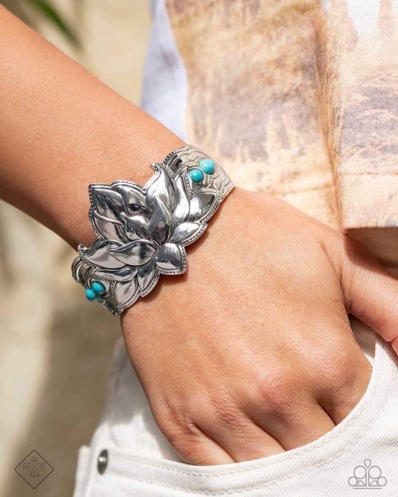 Authentic designs and handcrafted pieces are staples of the Simply Santa Fe Collection. Featuring patterns and elements inspired by nature, these earthy designs tend to have a little more detail. Those free spirited collectors who have an appreciation for the creative process and delight in the sentimental stories behind their favorite accessories will feel right at home with the Simply Santa Fe Collection. Includes one of each accessory featured in the Simply Santa Fe Trend Blend in August's Fashion Fix:
