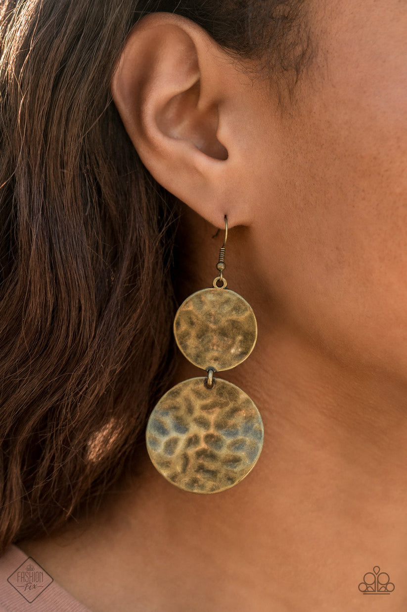 Trendsetters are sure to gravitate towards the accessories found in the Sunset Sightings collection. Featuring more drastic designs, bold colors, and funky combinations found outside the box, the pieces of the Sunset Sightings Trend Blends could easily be found on young Hollywood icons or in the pages of People magazine. Includes one of each accessory featured in the Sunset Sightings Trend Blend in January's Fashion Fix: