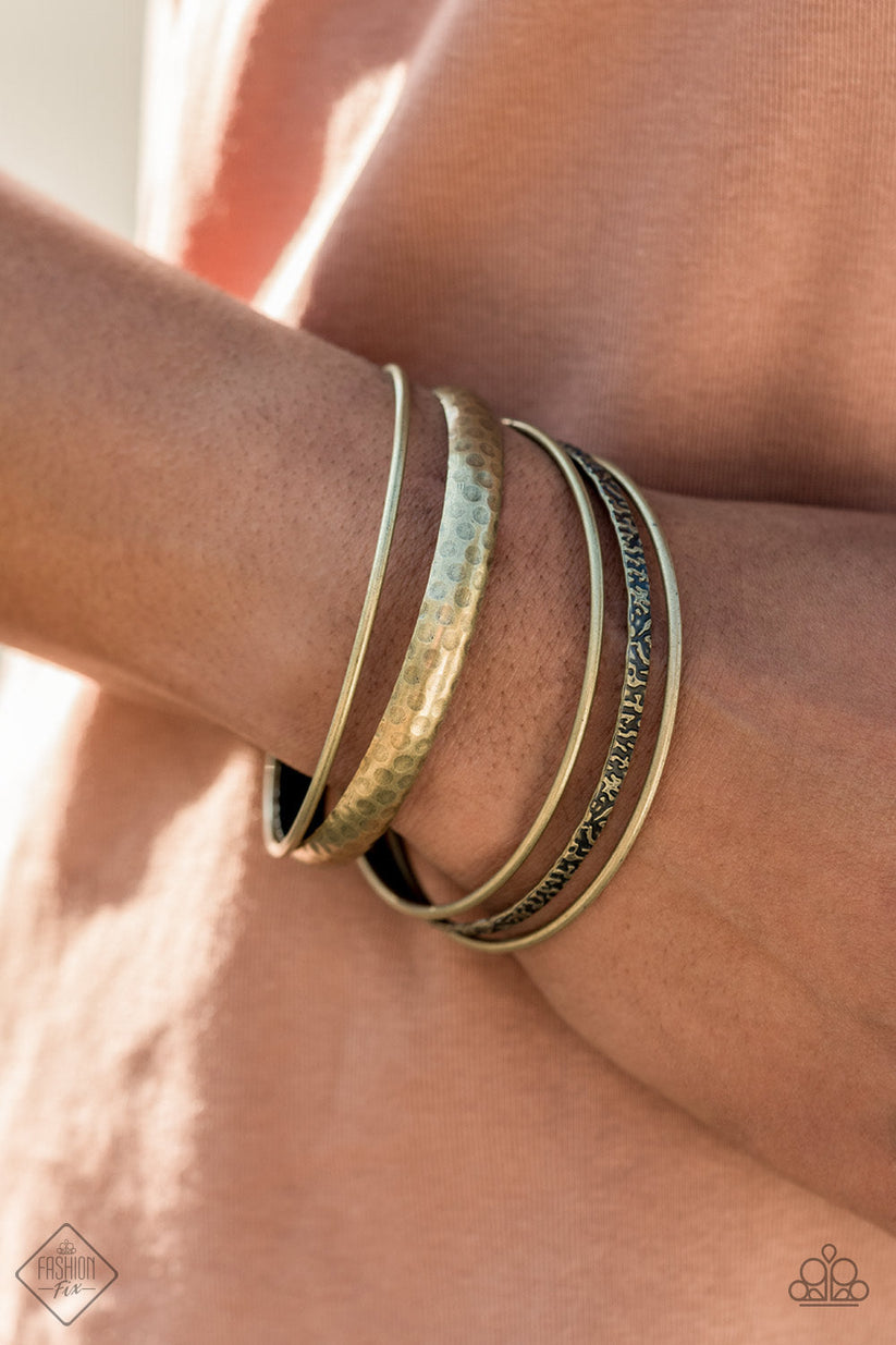 Trendsetters are sure to gravitate towards the accessories found in the Sunset Sightings collection. Featuring more drastic designs, bold colors, and funky combinations found outside the box, the pieces of the Sunset Sightings Trend Blends could easily be found on young Hollywood icons or in the pages of People magazine. Includes one of each accessory featured in the Sunset Sightings Trend Blend in January's Fashion Fix: