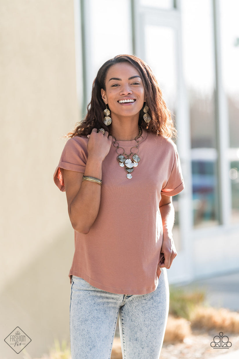 Trendsetters are sure to gravitate towards the accessories found in the Sunset Sightings collection. Featuring more drastic designs, bold colors, and funky combinations found outside the box, the pieces of the Sunset Sightings Trend Blends could easily be found on young Hollywood icons or in the pages of People magazine. Includes one of each accessory featured in the Sunset Sightings Trend Blend in January's Fashion Fix: