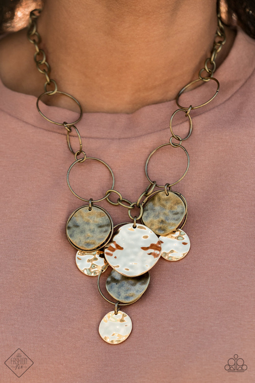Trendsetters are sure to gravitate towards the accessories found in the Sunset Sightings collection. Featuring more drastic designs, bold colors, and funky combinations found outside the box, the pieces of the Sunset Sightings Trend Blends could easily be found on young Hollywood icons or in the pages of People magazine.  Includes one of each accessory featured in the Sunset Sightings Trend Blend in January's Fashion Fix: