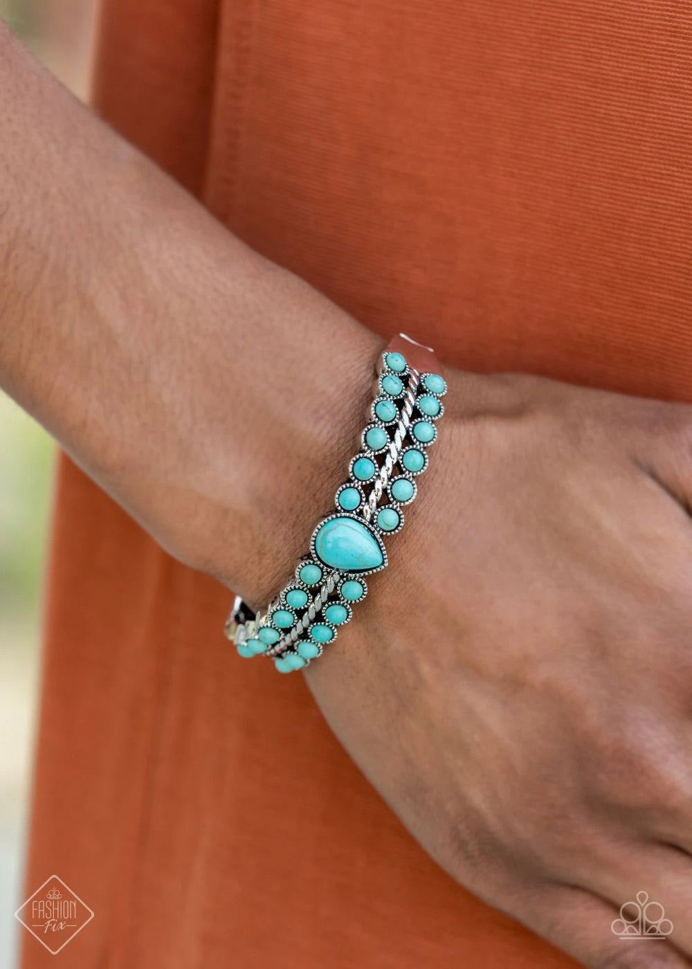 Earthy, desert-inspired designs are what the Simply Santa Fe collection is all about. Natural stones, indigenous patterns, and vibrant colors of the Southwest are sprinkled throughout this trendy collection. Includes one of each accessory featured in the Simply Santa Fe Trend Blend in October's Fashion Fix: