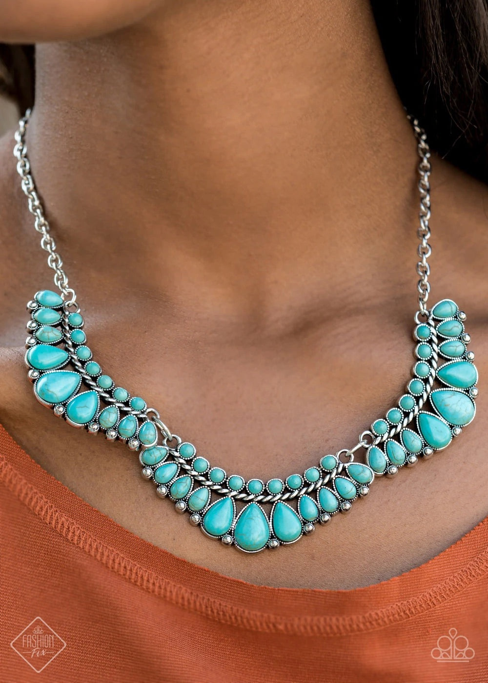 Earthy, desert-inspired designs are what the Simply Santa Fe collection is all about. Natural stones, indigenous patterns, and vibrant colors of the Southwest are sprinkled throughout this trendy collection. Includes one of each accessory featured in the Simply Santa Fe Trend Blend in October's Fashion Fix: