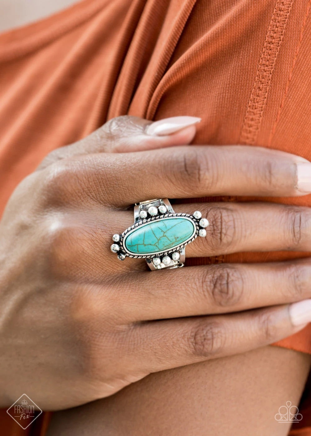 Earthy, desert-inspired designs are what the Simply Santa Fe collection is all about. Natural stones, indigenous patterns, and vibrant colors of the Southwest are sprinkled throughout this trendy collection. Includes one of each accessory featured in the Simply Santa Fe Trend Blend in October's Fashion Fix: