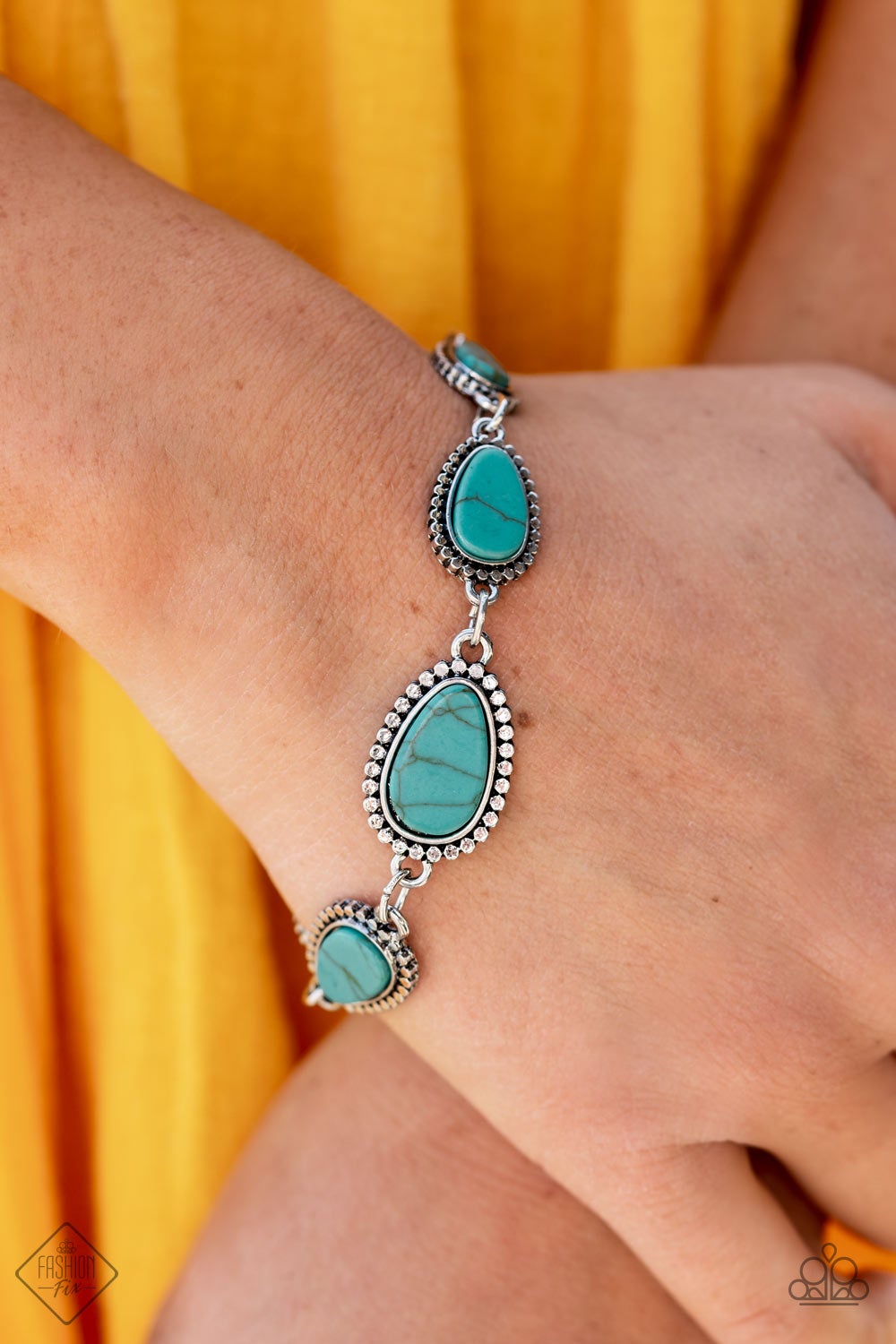 Simply Santa Fe Complete Trend Blend - August 2021 Fashion Fix Earthy, desert-inspired designs are what the Simply Santa Fe collection is all about. Natural stones, indigenous patterns, and vibrant colors of the Southwest are sprinkled throughout this trendy collection.  Includes one of each accessory featured in the Simply Santa Fe Trend Blend in August's Fashion Fix: