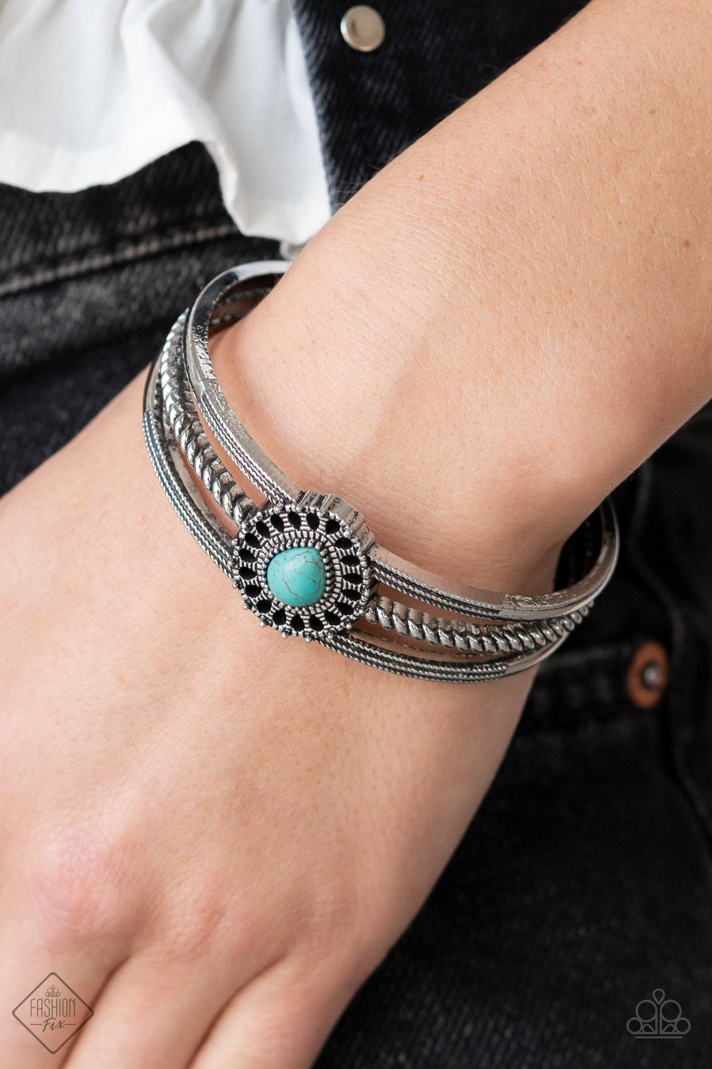Simply Santa Fe Complete Trend Blend - April 2022 Fashion Fix Set Authentic designs and handcrafted pieces are staples of the Simply Santa Fe Collection. Featuring patterns and elements inspired by nature, these earthy designs tend to have a little more detail. Those free spirited collectors who have an appreciation for the creative process and delight in the sentimental stories behind their favorite accessories will feel right at home with the Simply Santa Fe Collection.