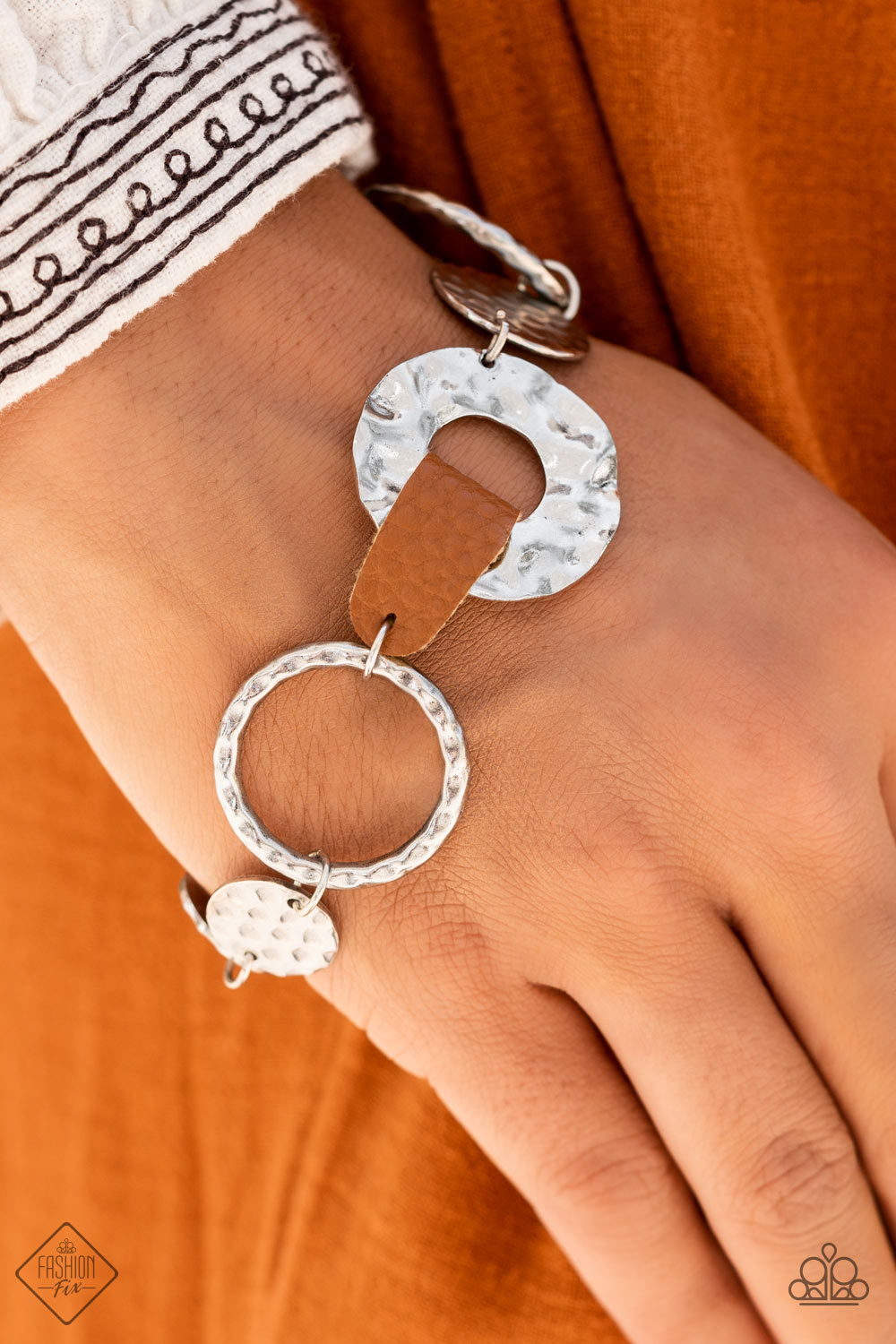 Authentic designs and handcrafted pieces are staples of the Simply Santa Fe Collection. Featuring patterns and elements inspired by nature, these earthy designs tend to have a little more detail. Those free spirited collectors who have an appreciation for the creative process and delight in the sentimental stories behind their favorite accessories will feel right at home with the Simply Santa Fe Collection. Includes one of each accessory featured in the Simply Santa Fe Trend Blend in August's Fashion Fix: