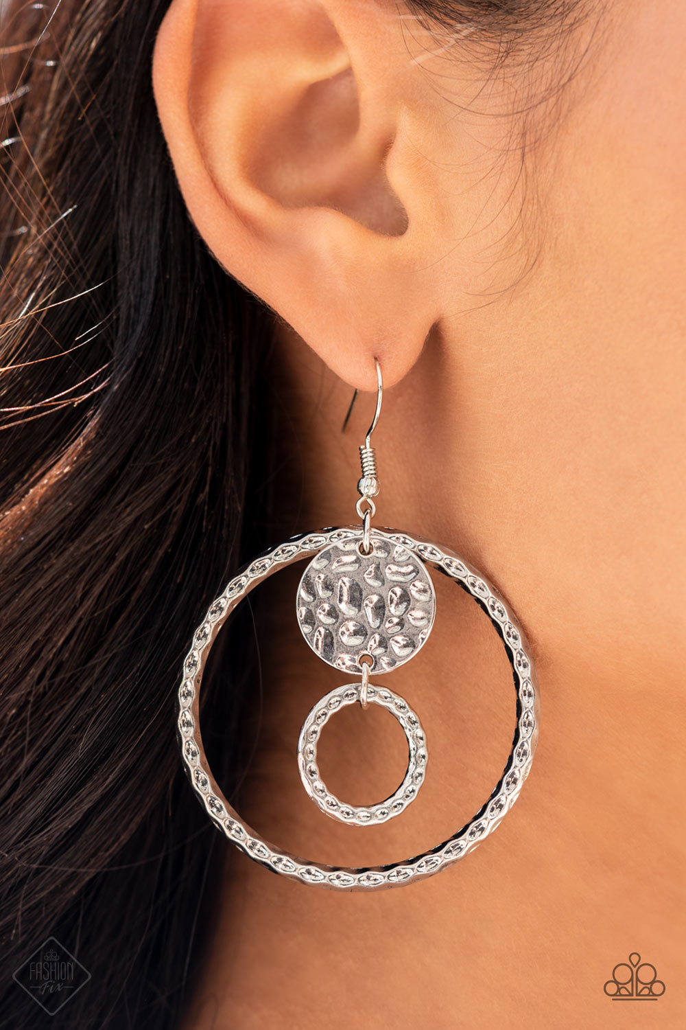 Authentic designs and handcrafted pieces are staples of the Simply Santa Fe Collection. Featuring patterns and elements inspired by nature, these earthy designs tend to have a little more detail. Those free spirited collectors who have an appreciation for the creative process and delight in the sentimental stories behind their favorite accessories will feel right at home with the Simply Santa Fe Collection. Includes one of each accessory featured in the Simply Santa Fe Trend Blend in August's Fashion Fix: