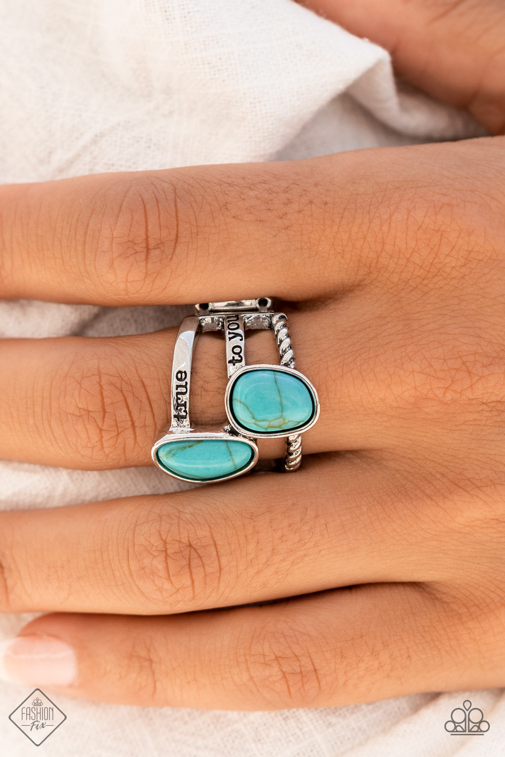 Authentic designs and handcrafted pieces are staples of the Simply Santa Fe Collection. Featuring patterns and elements inspired by nature, these earthy designs tend to have a little more detail. Those free spirited collectors who have an appreciation for the creative process and delight in the sentimental stories behind their favorite accessories will feel right at home with the Simply Santa Fe Collection.  Includes one of each accessory featured in the Simply Santa Fe Trend Blend in August's Fashion Fix: