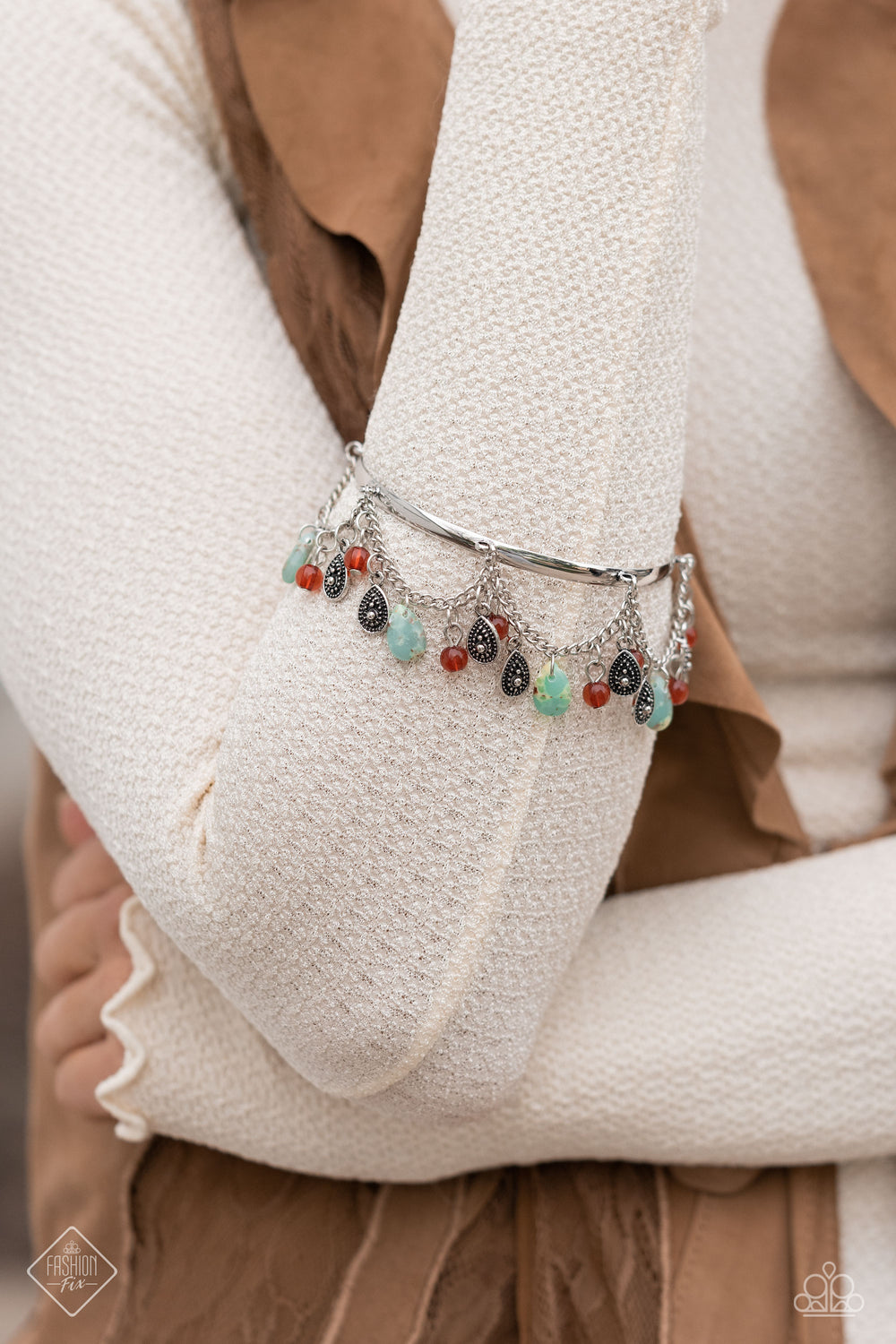 Authentic designs and handcrafted pieces are staples of the Simply Santa Fe Collection. Featuring patterns and elements inspired by nature, these earthy designs tend to have a little more detail. Those free spirited collectors who have an appreciation for the creative process and delight in the sentimental stories behind their favorite accessories will feel right at home with the Simply Santa Fe Collection.  Includes one of each accessory featured in the Simply Santa Fe Trend Blend in July's Fashion Fix: