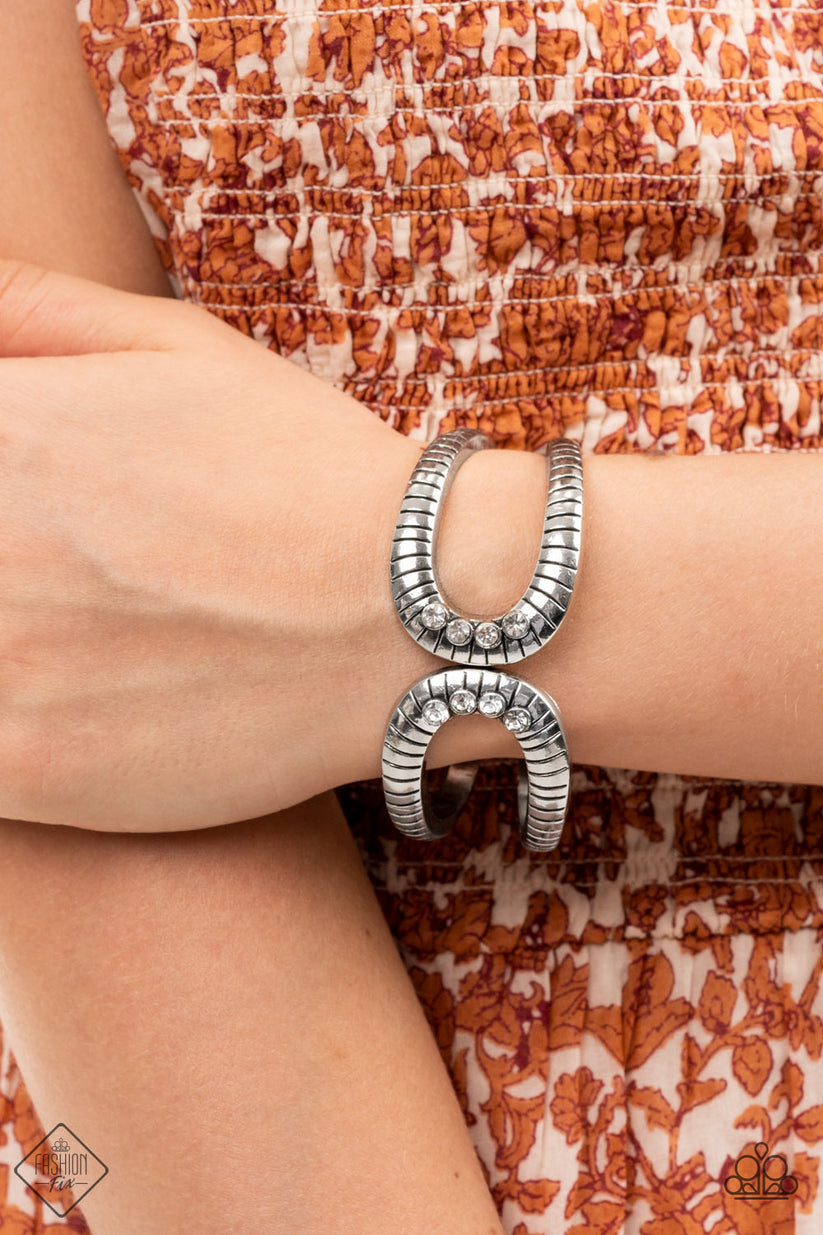 Authentic designs and handcrafted pieces are staples of the Simply Santa Fe Collection. Featuring patterns and elements inspired by nature, these earthy designs tend to have a little more detail. Those free spirited collectors who have an appreciation for the creative process and delight in the sentimental stories behind their favorite accessories will feel right at home with the Simply Santa Fe Collection.  Includes one of each accessory featured in the Simply Santa Fe Trend Blend in July's Fashion Fix: