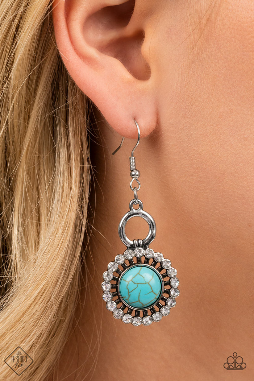 Authentic designs and handcrafted pieces are staples of the Simply Santa Fe Collection. Featuring patterns and elements inspired by nature, these earthy designs tend to have a little more detail. Those free spirited collectors who have an appreciation for the creative process and delight in the sentimental stories behind their favorite accessories will feel right at home with the Simply Santa Fe Collection.  Includes one of each accessory featured in the Simply Santa Fe Trend Blend in July's Fashion Fix: